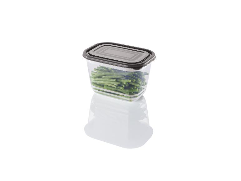 Eine transparente Plastik-Aufbewahrungsbox mit grünen Bohnen und einem dunkelgrauen Deckel.