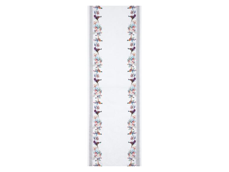 Lange Tischläufer mit Fasanen und Blumen.