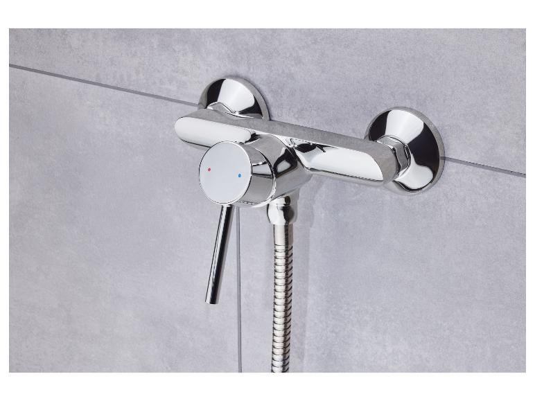 Eine verchromte Duschgarnitur mit einem flexiblen Schlauch.