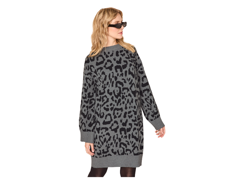 Frau in grau-schwarzem Leoparden-Pulloverkleid mit Sonnenbrille.