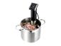 Sous-Vide-Gerät in einem Topf mit Wasser und vakuumverpacktem Fleisch.