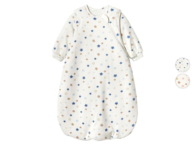 Babyschlafsack mit Sternenmuster und seitlichem Reißverschluss.