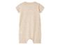 Beige Baby-Strampler aus Baumwolle.