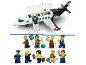 Spielzeugflugzeug aus Bausteinen mit Minifiguren von Passagieren und Besatzung.