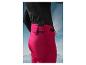 Rote Skihose mit schwarzem Gürtel.