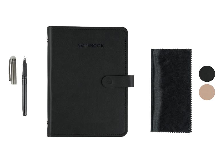 Schwarzes Leder-Notizbuch, Stift und Reinigungstuch.