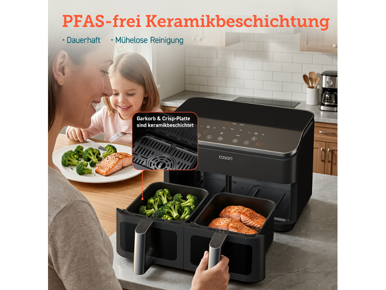 Lächelnde Frau und Kind mit einer Doppel-Heißluftfritteuse, gekochtem Essen und Text über PFAS-freie Keramikbeschichtung.