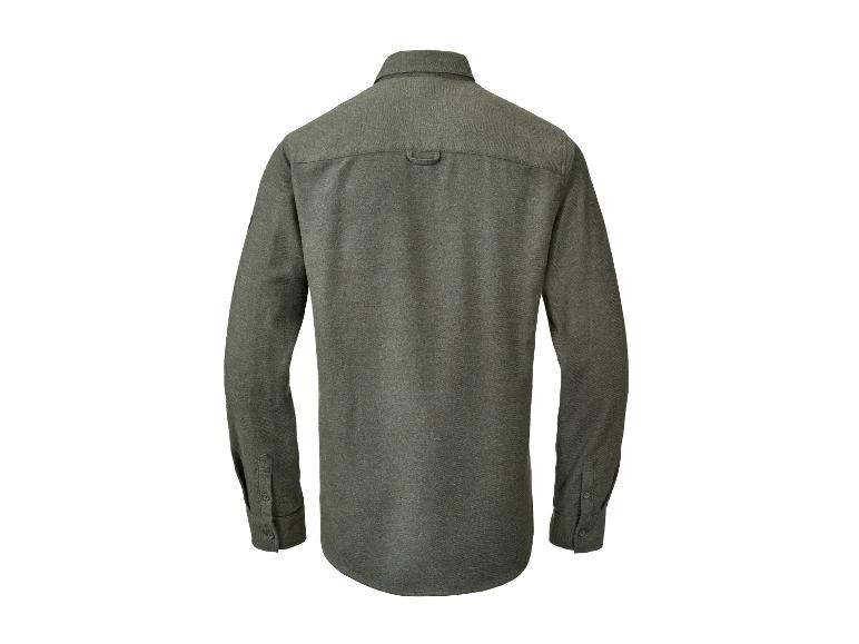 Ein grünes, langärmeliges Hemd