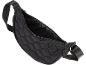 Schwarze gesteppte Gürteltasche mit offenem Reißverschluss und verstellbarem Riemen.