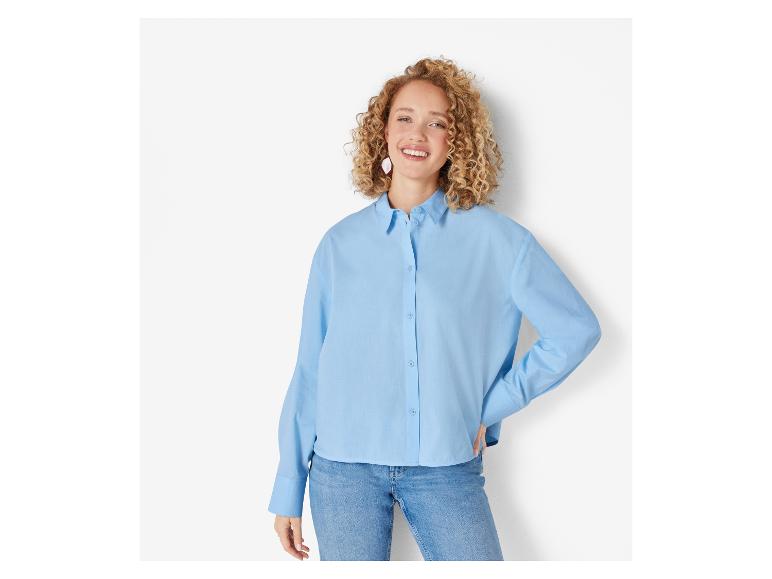 Blaues Hemd und Jeans: modische Damenmode.