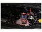 Autobatterietester an die Batterie im Motorraum angeschlossen.