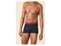 Mann in dunkelblauen Boxershorts mit rotem Bund.