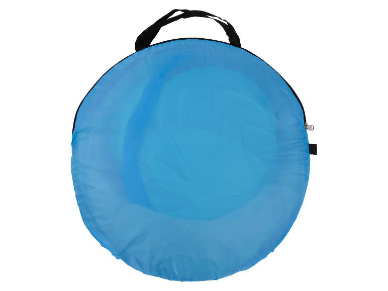 Blaues Pop-up-Zelt zusammengefaltet in seiner Tragetasche.