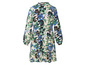 Ein langes, cremefarbenes Kleid mit blau-grünem Blumenmuster.