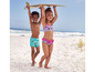 Zwei Kinder in Badekleidung am Strand.