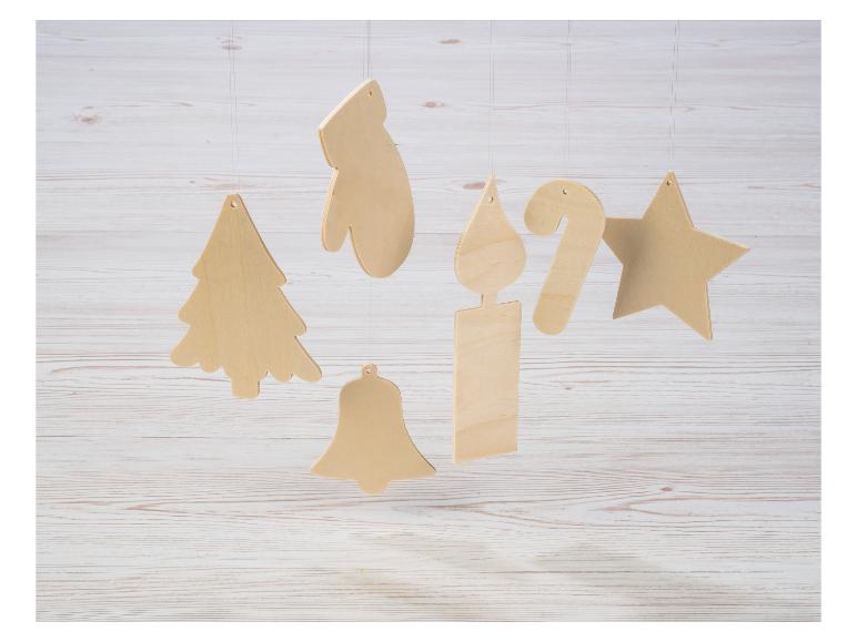 Hölzerne Weihnachtsbaumschmuck in Form von Stern, Glocke, Kerze, Tanne und Handschuh.