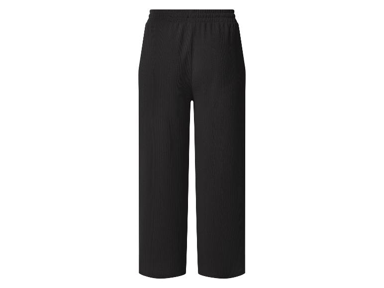 Schwarze, weite Damenhose mit elastischem Bund.