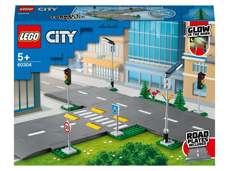 LEGO City: Straßenplatten, Ampeln und im Dunkeln leuchtende Straßenlaternen.