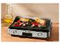 Elektrogrill mit gegrilltem Gemüse: Maiskolben, Pilze, Paprika und Kirschtomaten.