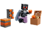 Eine schwarze pixelige Figur mit einer lila Spitzhacke, einer Schatztruhe und Goldmünzen.
