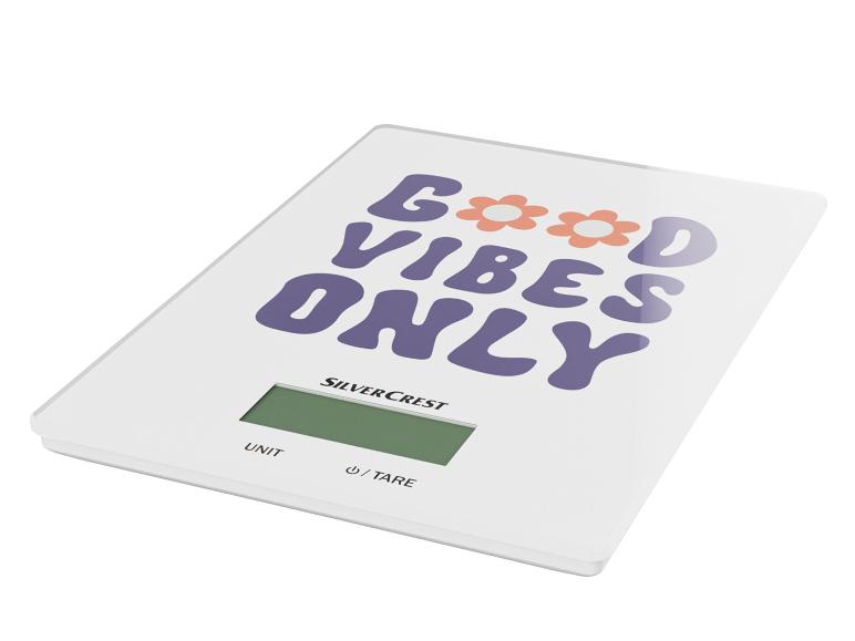 Eine weiße Küchenwaage von Silvercrest mit dem Schriftzug 'Good Vibes Only'