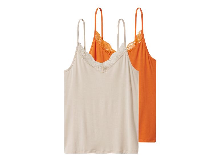 Zwei Damen-Camisoles, eines beige mit Spitze und eines orange, auf weißem Hintergrund.