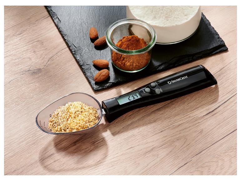 SilverCrest digitale Messlöffel mit Mandeln, Mehl und Gewürzen auf einer Schieferplatte.