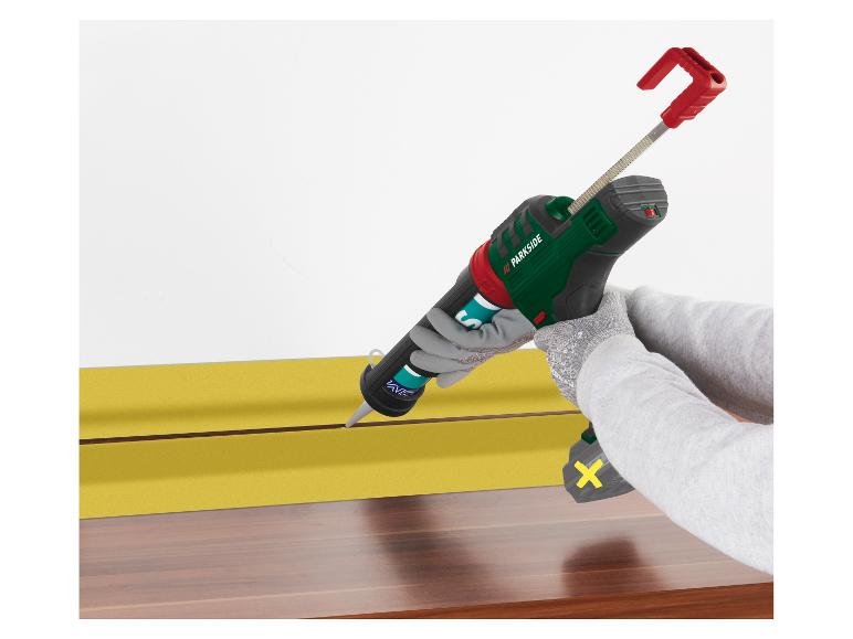 Parkside Akku-Kartuschenpistole zum Auftragen von Dichtmittel auf eine gelbe Oberfläche.