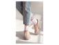 Person trägt helle Jeans, weiße Socken und beige Wildleder-Plateau-Clogs.
