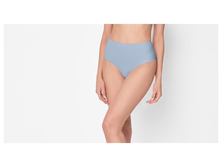 Eine Frau trägt hellblaue High-Waist-Slips.