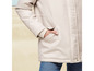 Beige Winterjacke mit Kapuze.