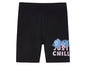 Schwarze Shorts mit Stitch-Print und dem Schriftzug 'Just Chill'.