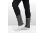 Frau trägt schwarze Leggings, weiße Socken und graue Strickstulpen.