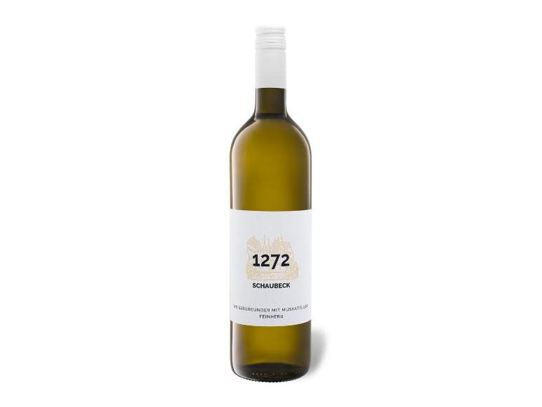 Weißweinflasche mit Etikett „1272 SCHAUBECK WEISSBURGUNDER MIT MUSKATELLER FEINHERB“.