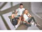 Mann und Frau in Sportkleidung mit einem schwarzen Rucksack.
