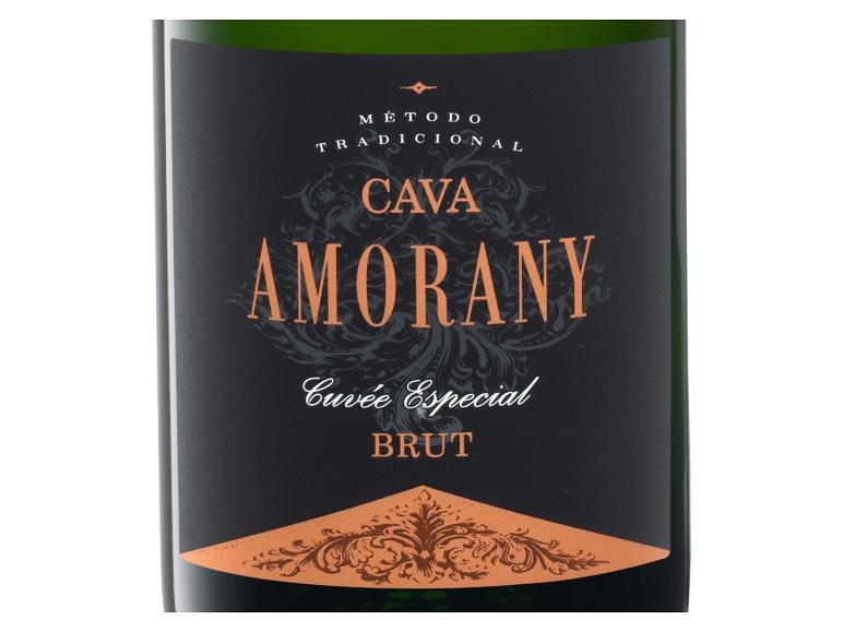 Cava Amora Sektflasche mit schwarzem Etikett und orangefarbenem Text.