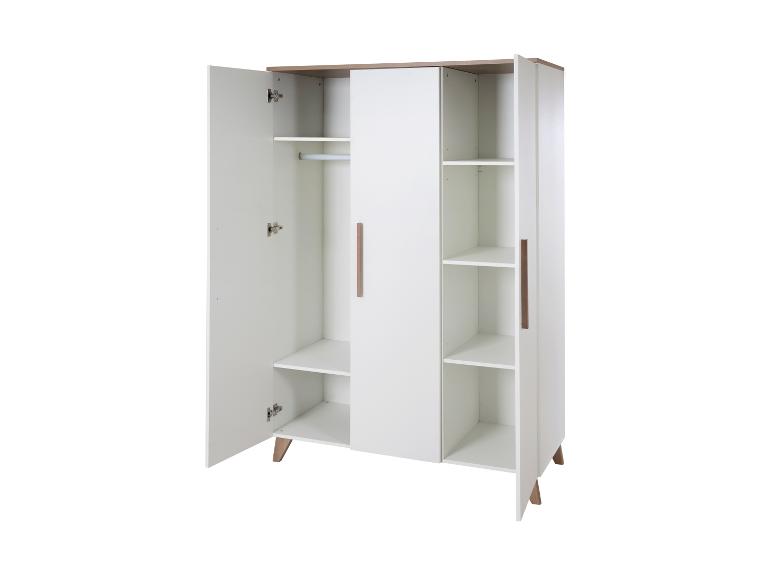 Weißer dreitüriger Kleiderschrank mit Holzgriffen und konischen Beinen, mit Regalen und Kleiderstange.