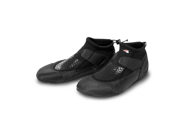 Ein Paar schwarze Wasserschuhe mit strukturierten Details und Kordelzugverschluss.