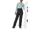 Frau in mintfarbenem Shirt, schwarzer Snowboardhose und Snowboard.