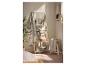 Badezimmer-Interieur mit Holzleiterregal und grünen Handtüchern.