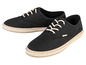 Zwei schwarze Canvas-Sneaker mit Espadrillesohlen.