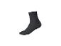 Schwarze kurze Socke mit gerippter Textur, Seitenansicht auf weißem Hintergrund.
