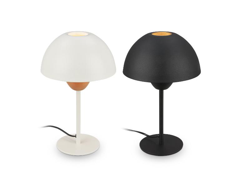Zwei moderne Tischlampen, eine weiße und eine schwarze, mit kuppelförmigen Schirmen