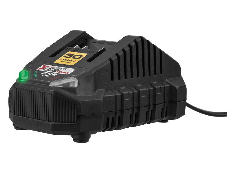 Schwarzes Akkuladegerät für Elektrowerkzeuge mit grüner LED-Anzeige
