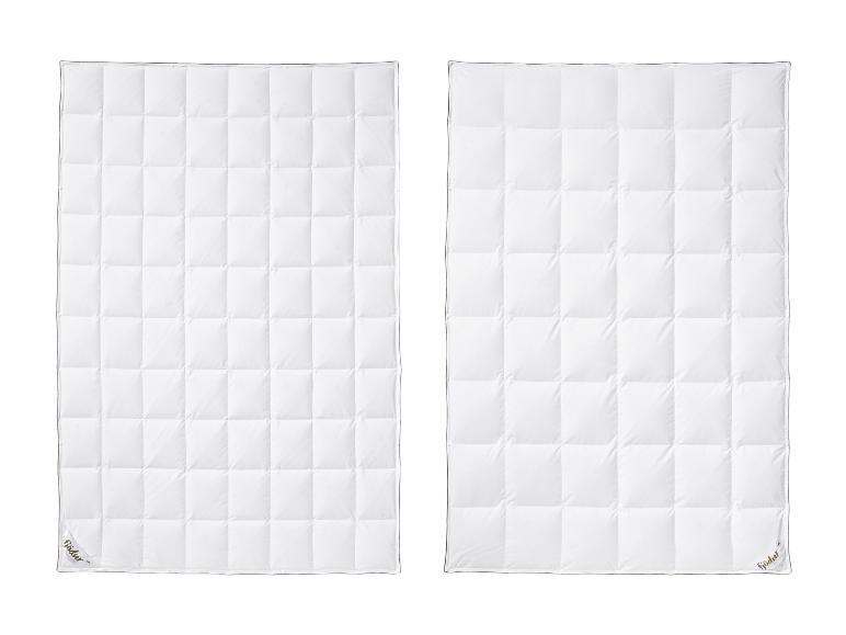 Zwei weiße Bettdecken mit Karomuster, nebeneinander liegend.