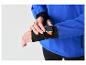 Mann in blauer Jacke und schwarzer Leggings, stellt Smartwatch mit orangefarbenem Armband ein.