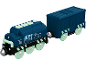 Blauer Spielzeugzug mit Lokomotive und Güterwagen, mit hellgrünen Rädern und Akzenten.