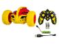 Gelbes und rotes ferngesteuertes Spielzeugauto mit Fernbedienung, Batterien und Ladekabel.