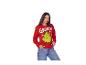 Frau in rotem Grinch-Pullover und blauen Jeans