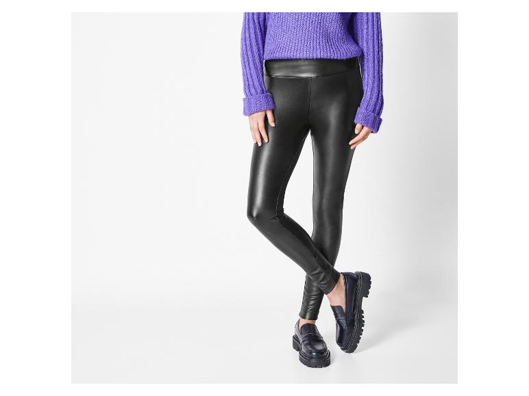 Schwarze Lederleggings mit Loafern